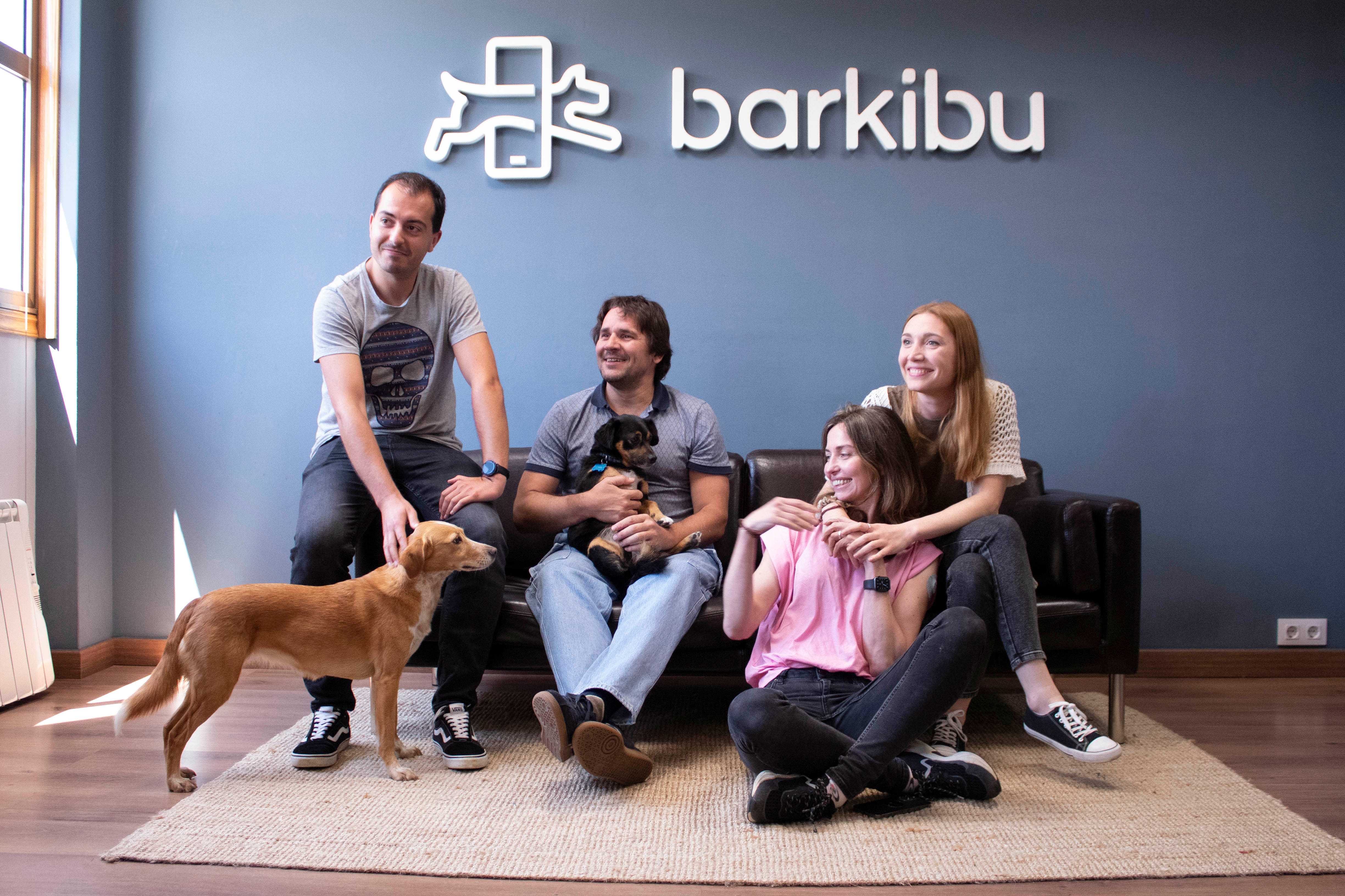 Empleados de Barkibu disfrutan de la compañía de sus perros en la oficina